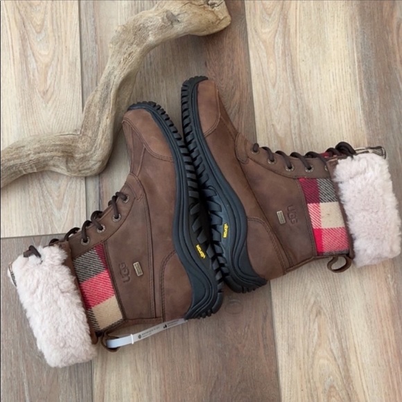 🍁UGG🍁 ADIRONDACK BOOT II PLAID WATER PROOF - Picture 3 of 15